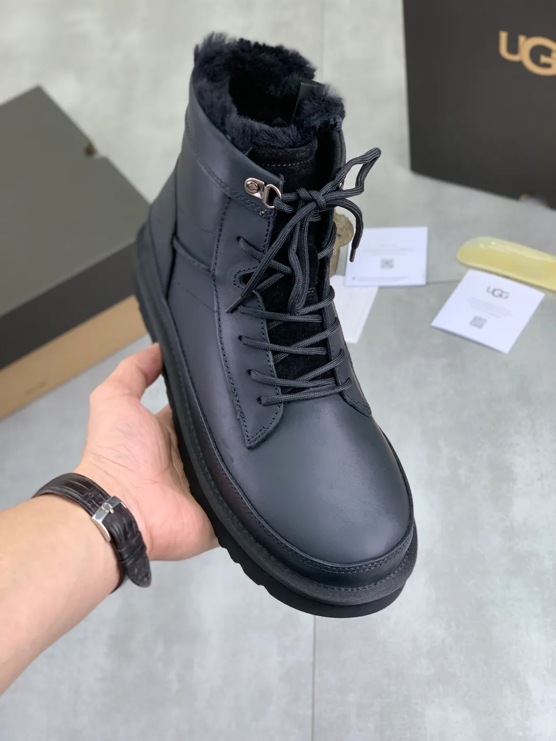 Men's men's shoes 💰P640 New top version UGG 2025 autumn and winter high-top new casual shoes new series Ansley Mules Fashionable and comfortable shallow flat slip-on casual loafers ✨ Classic suede cowhide with 10mm wool lining Insole Fleece collar Soft and comfortable ❤️ Decorated with UGG classic heat embossed brand logo on the back side Full texture Lightweight rubber sole Anti-slip, wear-resistant and comfortable Color: Black Brown Size: 39-45